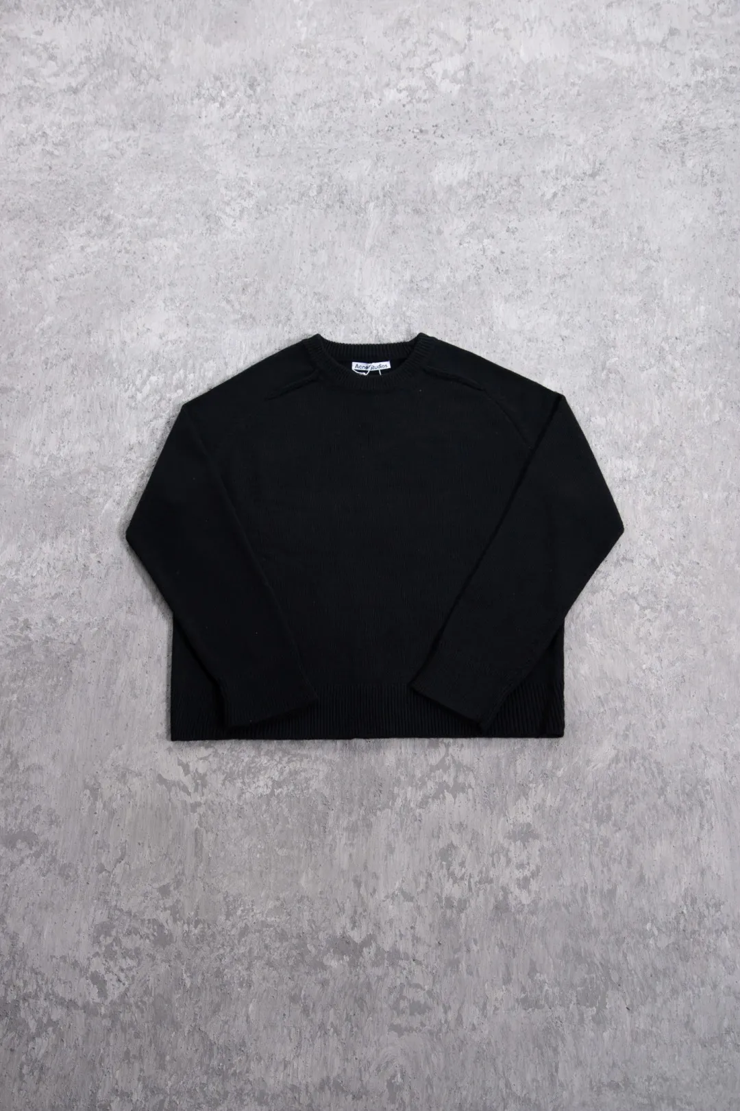 160 Acne Studios' minimalist design has become a new Nordic myth through artistic precipitation and sublimation. The typical cold style design has made fashion people who pursue low-key luxury become his loyal fans. Color: Black ACNE back sweater Fabric: 50% wool knitted fabric is thick and delicate, soft and skin-friendly, with good warmth retention. It can be worn alone or layered in autumn and winter with enough texture. Craftsmanship: The letters on the back are distressed and destroyed. The edges of the letters have a sense of wear. They are not ordinary flat printing. Details: All accessories are customized. The level of fineness can be compared with domestic. Cross-border special Size chart: S (chest 60, clothing length 66, sleeve length 81) M (chest 62, dress length 68, sleeve length 82) L (chest 64, dress length 70, sleeve length 83) 185-190cm, 185 pounds XL